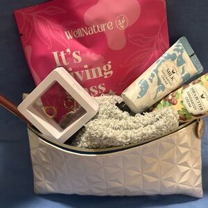 Women's Cosmetic and Jewelry Gift Set